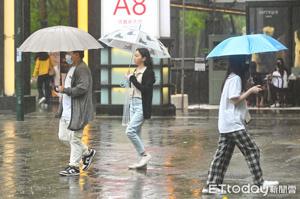 好天氣沒了！2波東北季風來襲「雨彈連番炸台」 北東轉濕冷「下最大時間曝光」 美食記 5708