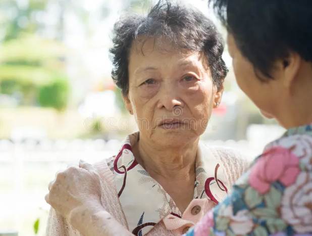 假期全家聚餐！我70歲辛苦「做了一桌菜」也沒人幫忙，吃完後「兒子一句話」我讓他們滾出去