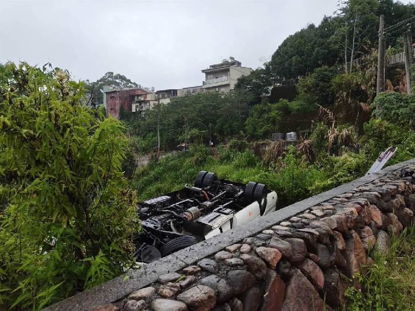 快訊/南投「巴士墜邊坡16人傷」重大交通事故！駕駛身分一查傻眼