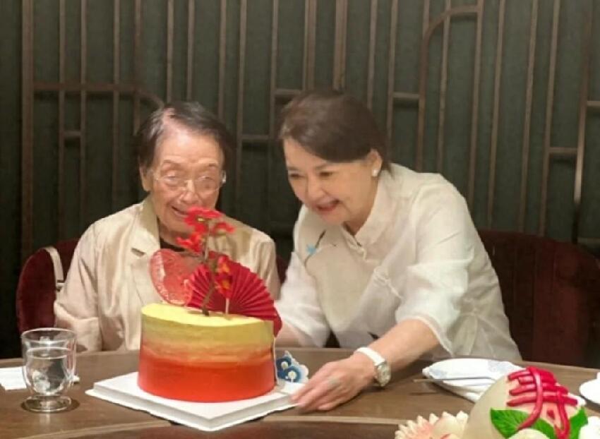 霸王花胡慧中賀婆婆100歲大壽！贊百歲老人是個寶，180斤女兒現身