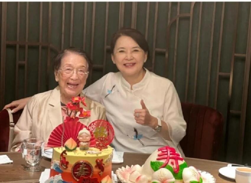 霸王花胡慧中賀婆婆100歲大壽！贊百歲老人是個寶，180斤女兒現身