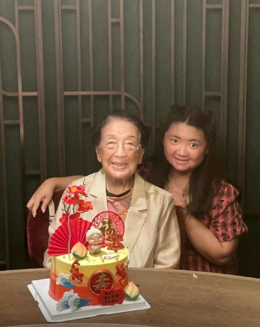 霸王花胡慧中賀婆婆100歲大壽！贊百歲老人是個寶，180斤女兒現身