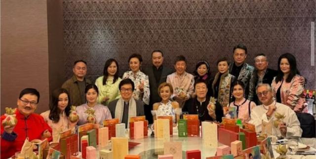 自認不再單純!58歲港知名艷星否認新戀情,曾為愛在事業高峰隱退