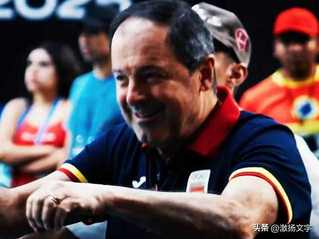 國際裁判和全紅嬋交流入水手勢,稱讚她入水動作非常棒