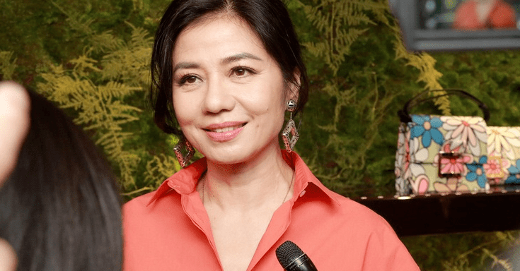 葬禮上,週潤發一把抱住這個剛成為寡婦的女人,40年的情誼至今未斷