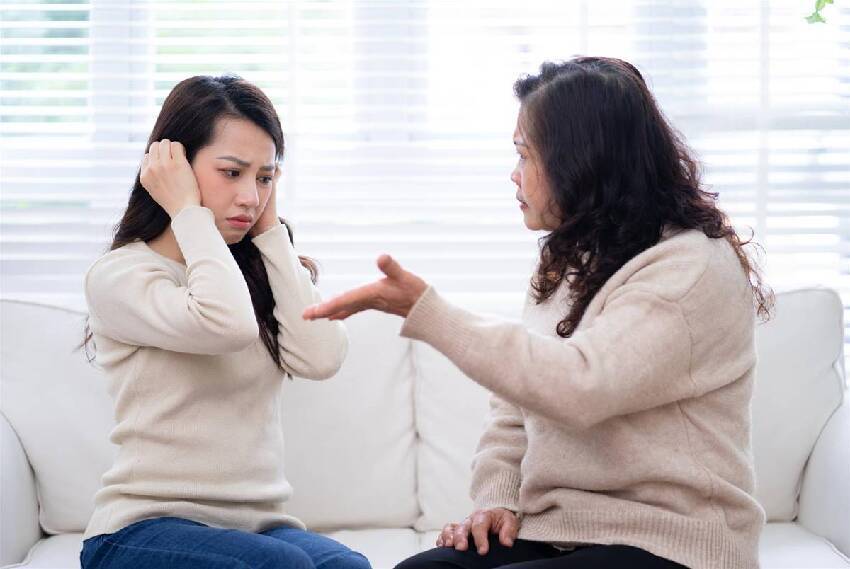 女兒是獨生女,從小要什麼有什麼,2年前她也嫁了一個「很寵她的好老公」 最近她卻打來「哭著說女婿出軌了」 我緊張陪她去抓猴「闖進門看到是誰後」我轉身賞女兒一巴掌