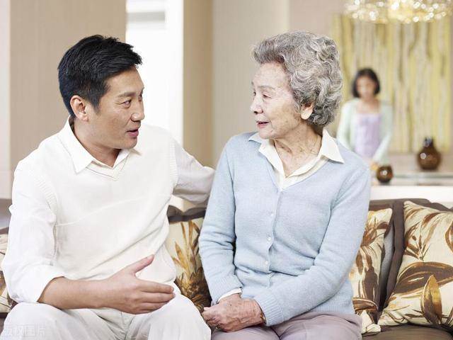 女兒是獨生女,從小要什麼有什麼,2年前她也嫁了一個「很寵她的好老公」 最近她卻打來「哭著說女婿出軌了」 我緊張陪她去抓猴「闖進門看到是誰後」我轉身賞女兒一巴掌