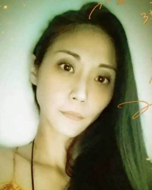 目睹母上吊輕生！47歲女星「歷經喪母喪父喪夫」：躲在家裡痛哭 消失14年近況曝光「臉頰凹陷暴瘦」