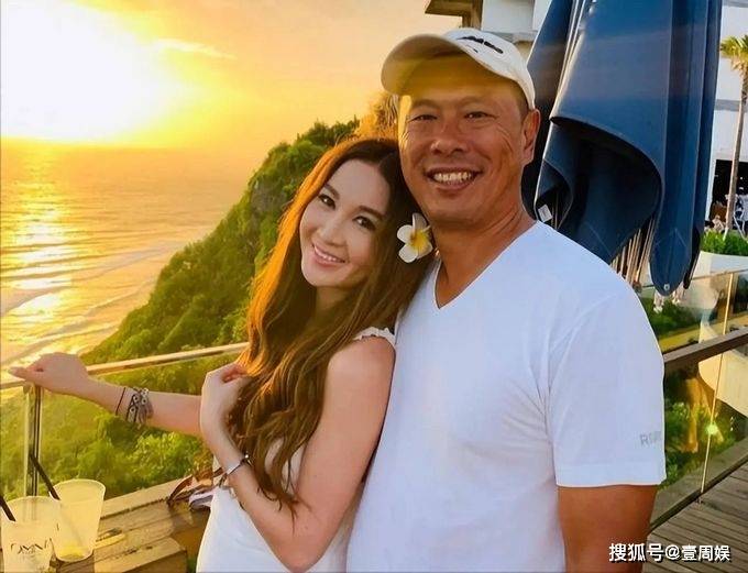 溫碧霞穿比基尼跪在沙灘秀身材，富豪老公為其拍照，結婚25年恩愛如初