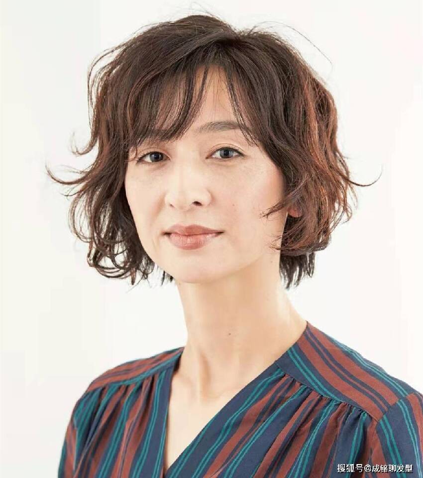 50歲女人燙什麼髮型顯年輕?十款洋氣減齡捲髮,顯氣質又有品位