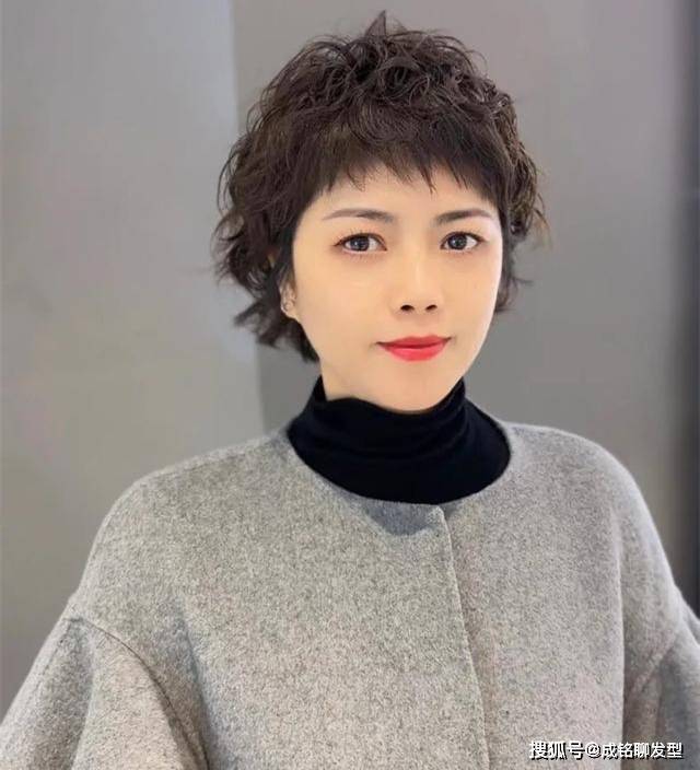 50歲女人燙什麼髮型顯年輕?十款洋氣減齡捲髮,顯氣質又有品位