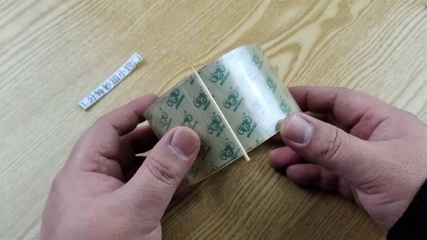 今天才發現,找膠帶頭這麼簡單,再也不用拿手摳了,早學會早省事
