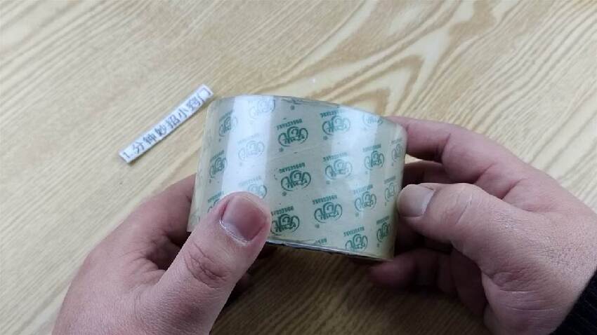 今天才發現,找膠帶頭這麼簡單,再也不用拿手摳了,早學會早省事