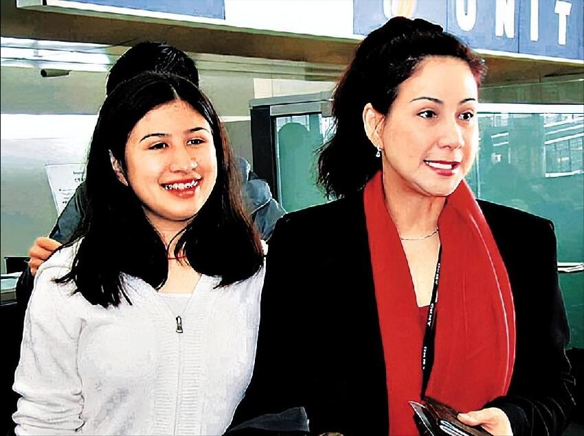 甄妮38歲女兒近況曝光，長居美國做幕後工作，身寬體胖長得像母親