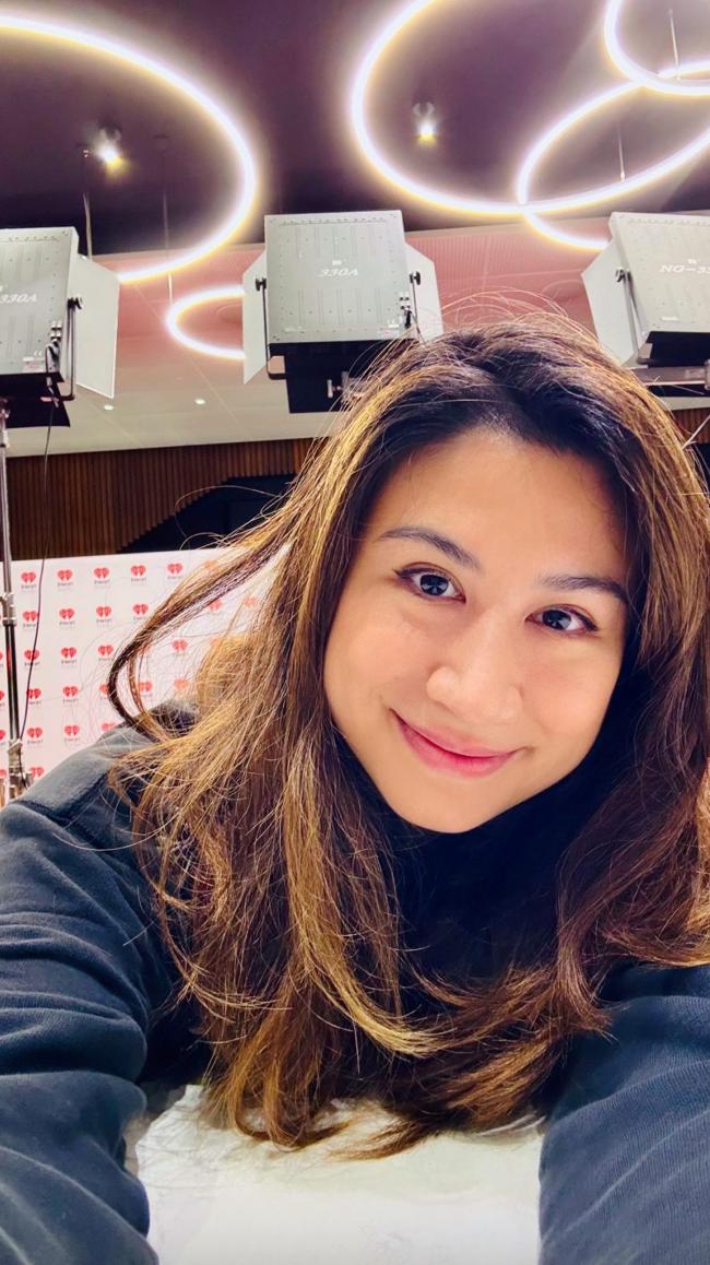 甄妮38歲女兒近況曝光，長居美國做幕後工作，身寬體胖長得像母親