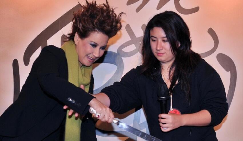 甄妮38歲女兒近況曝光，長居美國做幕後工作，身寬體胖長得像母親