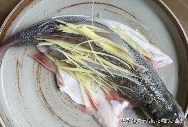 不管蒸哪種魚，只用「4樣料」就夠了！簡單好吃，魚肉鮮嫩不腥