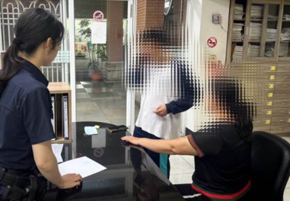 臺中82歲老太一週去銀行14次，每次都存下鉅款！櫃員生疑後報警，警察上門後，看見一幕驚呆了