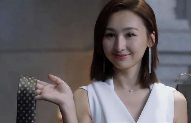 靠34D出道,15年後獲最佳女配角,如今38歲的她,靠「胸」上位?