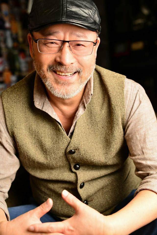 又是浴室重摔！67歲資深男星「撞擊陷昏迷」急送醫！小7歲妻淚訴病況「很害怕失去他」