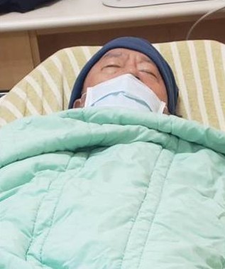 又是浴室重摔！67歲資深男星「撞擊陷昏迷」急送醫！小7歲妻淚訴病況「很害怕失去他」