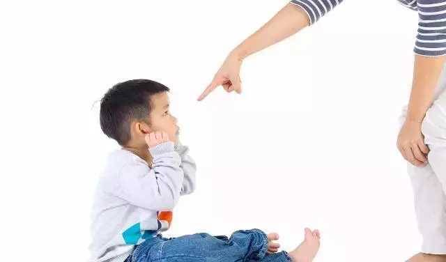 孩子挨打時若有這兩種表現,家長再生氣也要忍住,不要再動手了