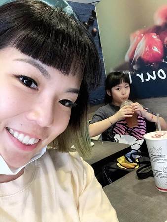 一家到麵店用餐！黃鐙輝女兒抱怨「好爛喔都沒有水」 萁萁瞬間變臉「虎媽教育被讚翻」