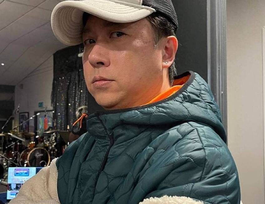 妻才罹癌過世！53歲男星驚傳「頭部長腫瘤」緊急開刀，「手術耗費8小時」兒女病房外淚崩：別帶走爸爸...