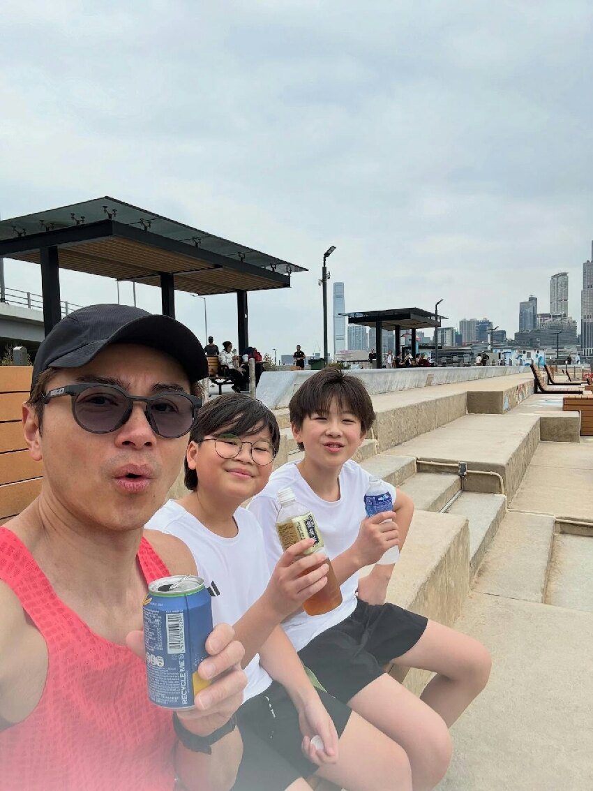 黃浩然自曝在TVB拍戲日睡四小時，連續十年如此，靠抽煙吃藥扛住