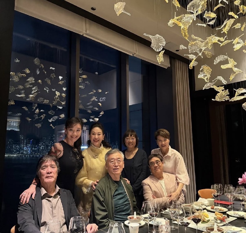 62歲黎燕珊攜新歡出席聚會,穿情侶裝滿面春風,男友長相敦厚斯文
