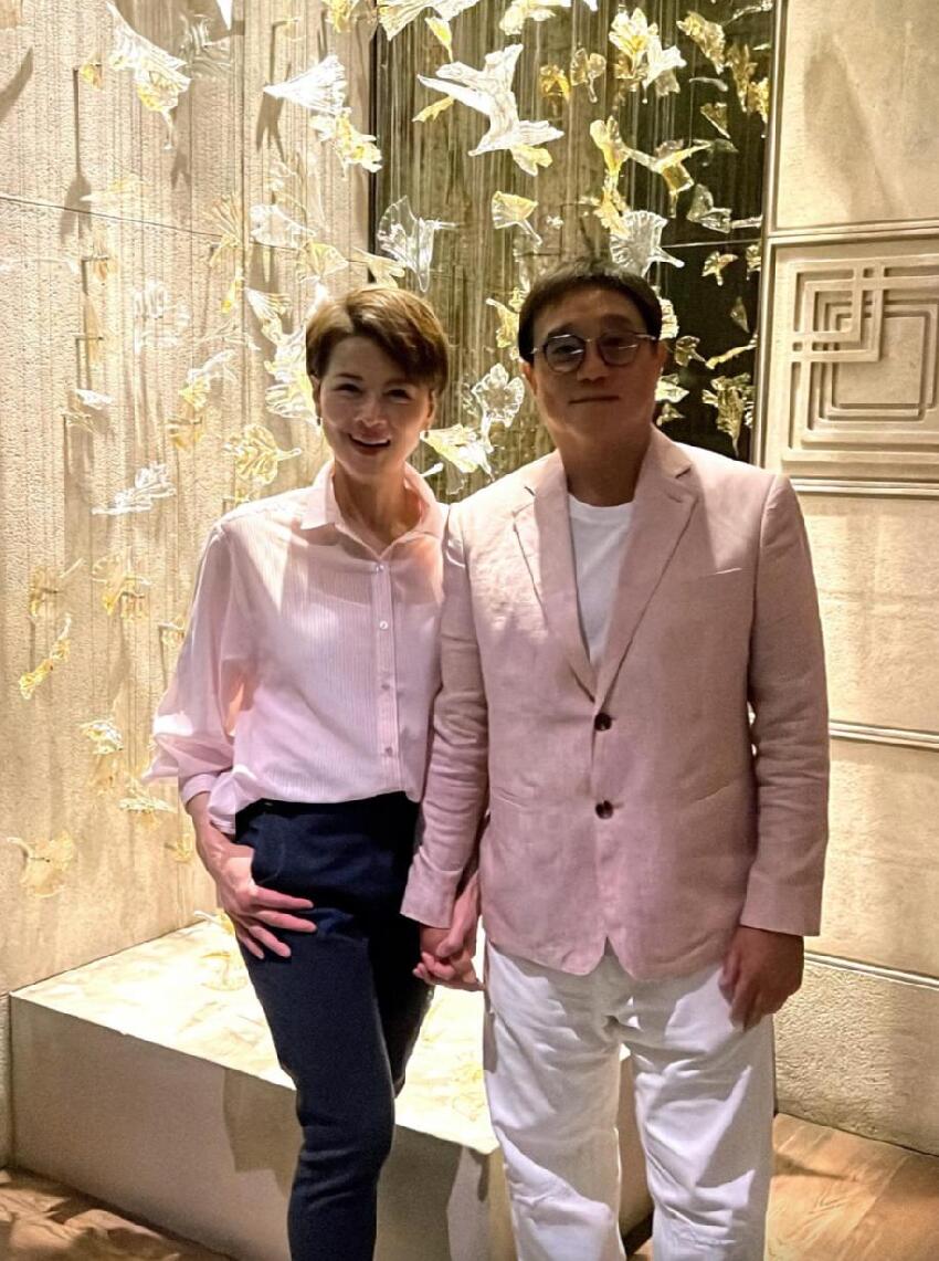 62歲黎燕珊攜新歡出席聚會,穿情侶裝滿面春風,男友長相敦厚斯文