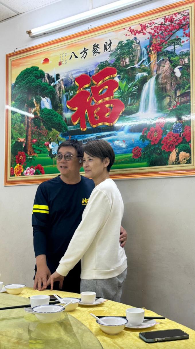 62歲黎燕珊攜新歡出席聚會,穿情侶裝滿面春風,男友長相敦厚斯文