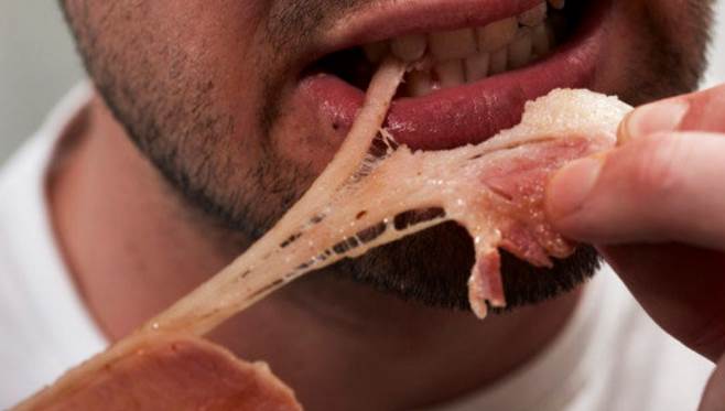 男子「吃豬肉」屁股痛!一照X光「整片密密麻麻」嚇傻,醫警告:恐入侵大腦