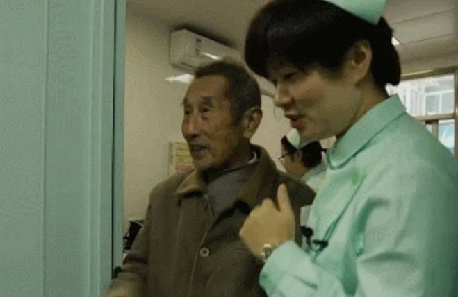 忘記妻子已逝!84歲癡呆老翁「每天帶好吃的醫院找愛妻」醫護錯愕「日復一日耐心應對」後續更催淚