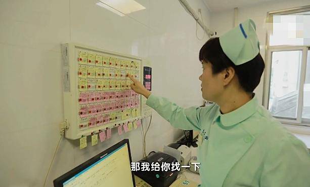 忘記妻子已逝!84歲癡呆老翁「每天帶好吃的醫院找愛妻」醫護錯愕「日復一日耐心應對」後續更催淚