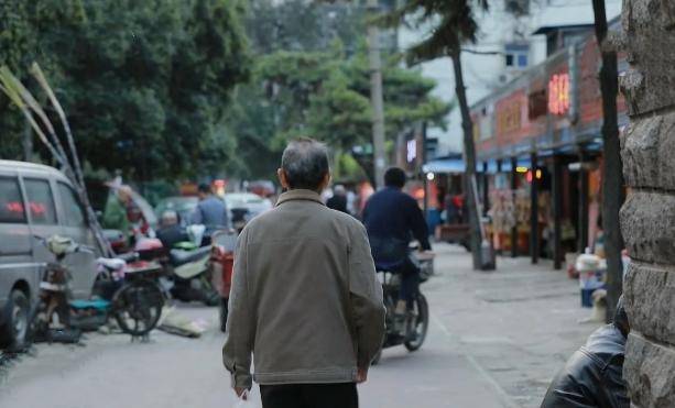 忘記妻子已逝!84歲癡呆老翁「每天帶好吃的醫院找愛妻」醫護錯愕「日復一日耐心應對」後續更催淚