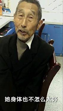 忘記妻子已逝!84歲癡呆老翁「每天帶好吃的醫院找愛妻」醫護錯愕「日復一日耐心應對」後續更催淚