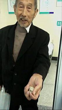 忘記妻子已逝!84歲癡呆老翁「每天帶好吃的醫院找愛妻」醫護錯愕「日復一日耐心應對」後續更催淚