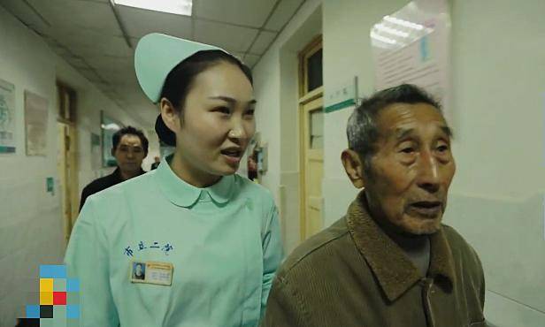 忘記妻子已逝!84歲癡呆老翁「每天帶好吃的醫院找愛妻」醫護錯愕「日復一日耐心應對」後續更催淚