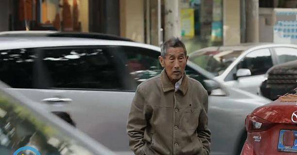 忘記妻子已逝!84歲癡呆老翁「每天帶好吃的醫院找愛妻」醫護錯愕「日復一日耐心應對」後續更催淚