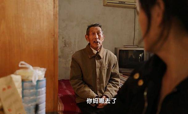忘記妻子已逝!84歲癡呆老翁「每天帶好吃的醫院找愛妻」醫護錯愕「日復一日耐心應對」後續更催淚