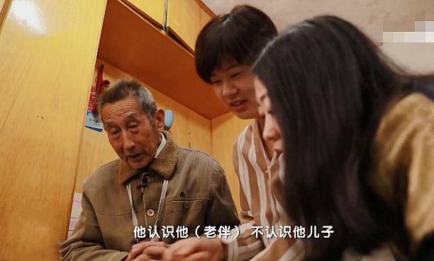 忘記妻子已逝!84歲癡呆老翁「每天帶好吃的醫院找愛妻」醫護錯愕「日復一日耐心應對」後續更催淚