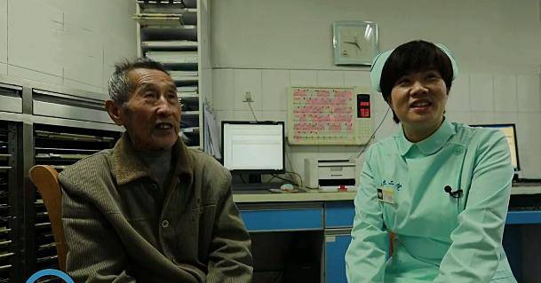 忘記妻子已逝!84歲癡呆老翁「每天帶好吃的醫院找愛妻」醫護錯愕「日復一日耐心應對」後續更催淚