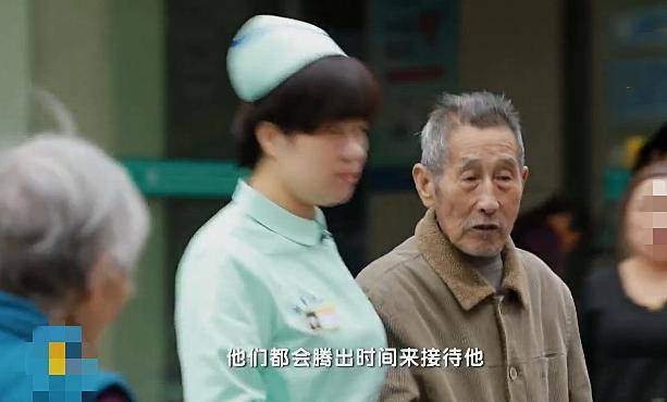 忘記妻子已逝!84歲癡呆老翁「每天帶好吃的醫院找愛妻」醫護錯愕「日復一日耐心應對」後續更催淚