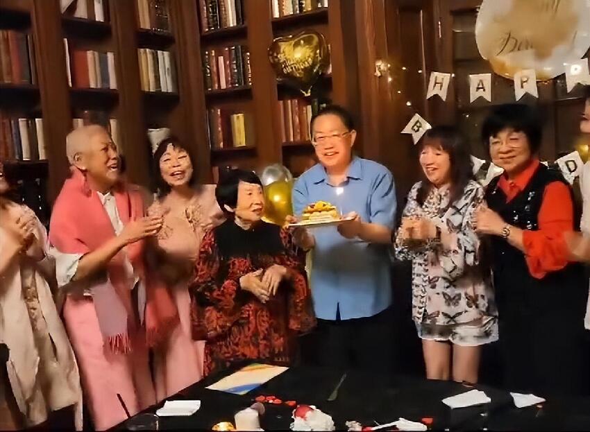 佘詩曼病母剃掉頭髮現身！與古天樂吳君如媽媽祝壽，太激動險跌倒