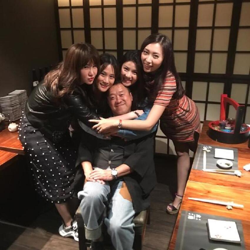 73歲曾志偉當眾「擁吻28歲辣模」極樂影片瘋傳　「女方身分被起底」乾爹是億萬富豪