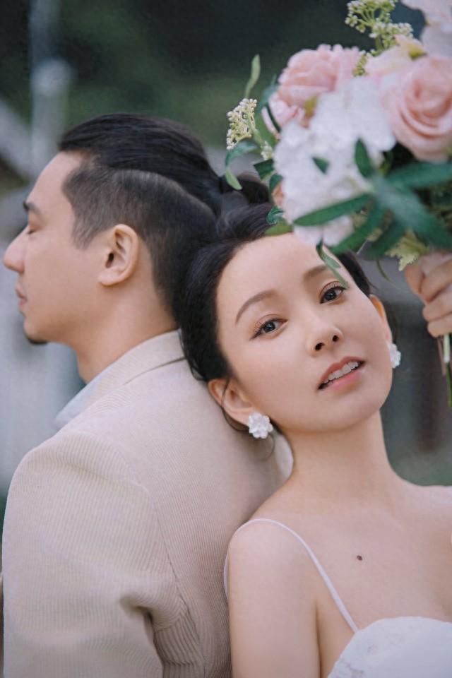 41歲香港女星宣布懷孕！新婚一個月就現巨肚，帶球結婚效率高