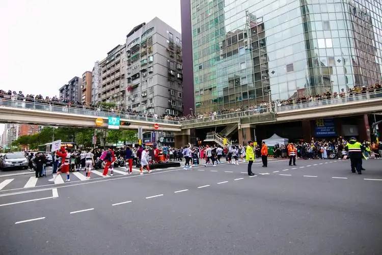 停紅燈見馬尾妹「只包浴巾坐機車」，網揪1亮點秒懂了