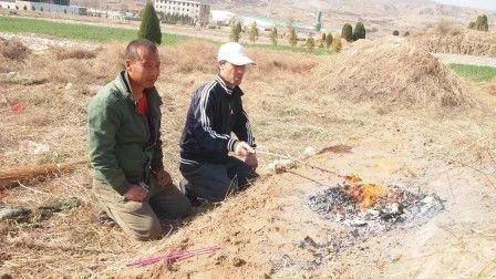 他每年給爺爺奶奶掃墓時,都會順手清理「隔壁沒有墓碑的老墳」10年後正在掃墓時「一位老爺爺走向他」開口讓他震驚到說不出話