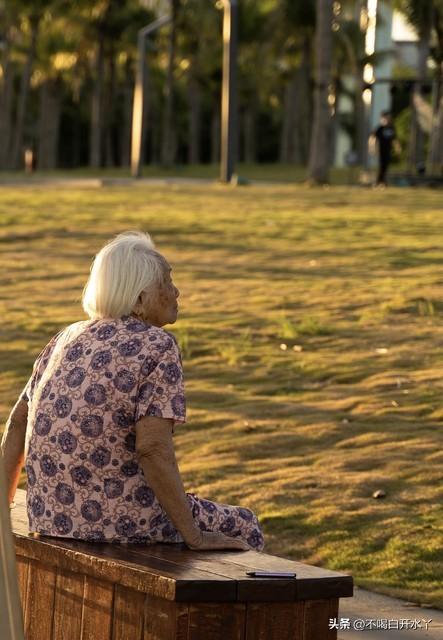 我的媽媽已經72歲了，活到現在從沒出國過，於是我特別出錢帶她出去玩！沒想到到了第五天「我就決定提前回家」…